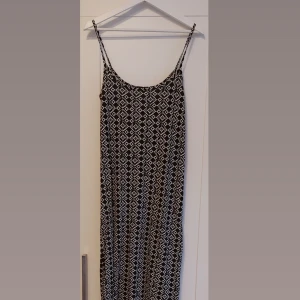 Långklänning  - Härlig långklänning perfekt för en dag på stranden eller kvällsminglet!