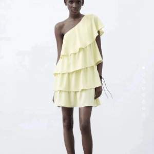 Säljer denna superfina gula klänning som är näst intill oanvänd💕