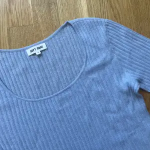 Hej!  Säljer min oanvända Soft Goat t-shirt i storlek Small i en magisk blåfärg 💙 Perfekt till våren och sommar ☀️  100% Kashmir  Ordinarie pris 1695 kr   Ej använt då den var för liten 🥺 pris kan diskuteras vid snabb affär 🌸