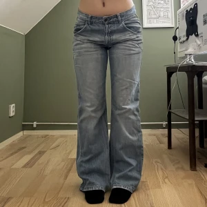 Lågmidjade raka jeans  - Superfina ljusblå raka lågmidjade jeans! Innerbenslängd: 80 cm midjemått: 78 cm  Jag på bilden är 160 cm! Obs! Slitna längst ner, se bild  Skriv om du har fler frågor💕