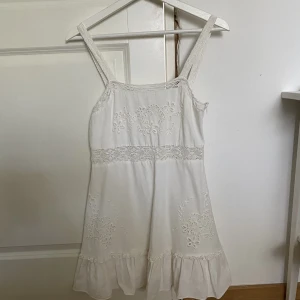 Klänning  - Vit klänning från Zara