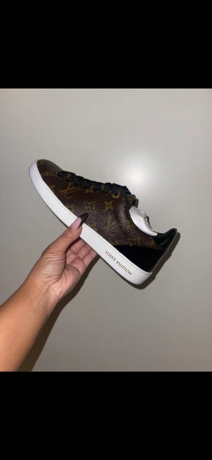 Louis Vuittion, Frontrow trainer - Jag säljer mina skor då de aldrig kommit till användning. De passar storlek 37 men även 38. Pris går att diskutera.