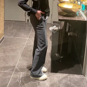 Kostymbyxa grå - Grå kostymbyxor i modellen ”Vera Wide” från Venderbys. Strl xs och perfekt längd för mig som är 167 cm