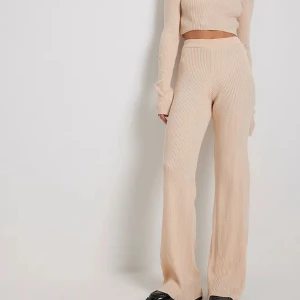 Ribbade byxor  - Beiga ribbade byxor från nakd. Aldrig använda. 