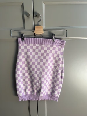 fint kofta och kjol sett från monki 💟 - använd 2 gånger 🤍🤍 inga defekter 💕 säljer pga att det är för litet och inte kommer till användning 🩷