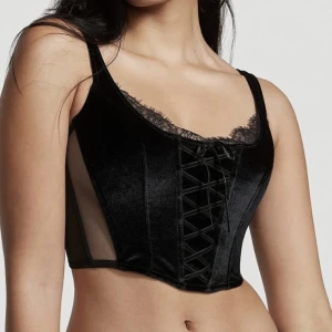 Victoria’s Secret corset top - Korsett top från Victoria’s Secret i storlek S. Har använt en gång så den är i jätte bra skick. Köpt för 800kr. 