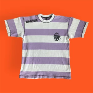 Sad Boys ”Lonely Beach” 2018 T-shirt - Fett rare SBG t-shirt från Lonely Beach collection 2018. Limited drop och sålde ut på en gång. Har ej blivit restocked sen dess. I fint skick, endast en liten fläck på framsidan. Bra kvalité, trycket är 9/10. För fler bilder eller mått kontakta mig!! ✌️😋💫