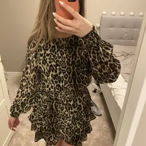 Säljer den här lejopard volangkläningen från Gina tricot