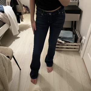 Mörkblå bootcut jeans från Nelly, vet inte exakta storlek men de är antingen 34 eller 36. Jättesköna men används knappt.