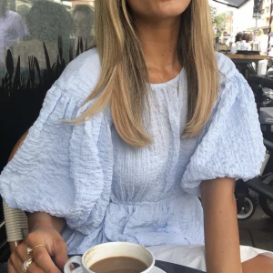 Klänning  - Så söt blå klänning från H&M. Skriv privat för egna bilder. ❤️ Budgivning! ❤️