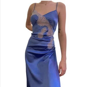 Blå silkesklänning med spets <3 - Såå söt lite längre klänning med en slit på ena benet. Dejtklänning, balklänning osv… Blå (fejk)silke med blå spetsdetaljer🌟🌟Passar XS och mig som är S! (Banden är av mot ryggen, har säkerhetsnålar där nu men fixas jättelätt med lite nål och tråd)