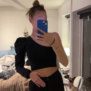 enaxlad topp - Säljer en jättesnygg enaxlad topp med puffärm från ASOS i storlek XS✨80kr + frakt, nypris 299kr