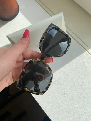Solglasögon Michael Kors - Säljer solglasögon i fint skick. Inköpta på synoptik, äkta!!