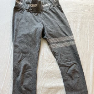 Stronger tights  - Gråa träningstights från stronger, använda och kan ha nån liten skråma men annars fint skick❤️
