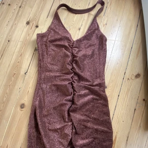 Glittrig klänning med öppen rygg - Fin kort glittrig klänning med öppen rygg