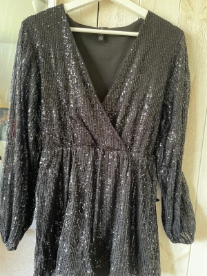 Svart byxdress - Säljer denna svarta byxdressen från New yorker. Den är i bra använt skick , bara använd 1 gång . Säljer för 80kr+frakt. St S