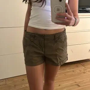  justerbara shorts som är perfekta till sommaren!! man kan justera hur low waist man vill ha de 🙌