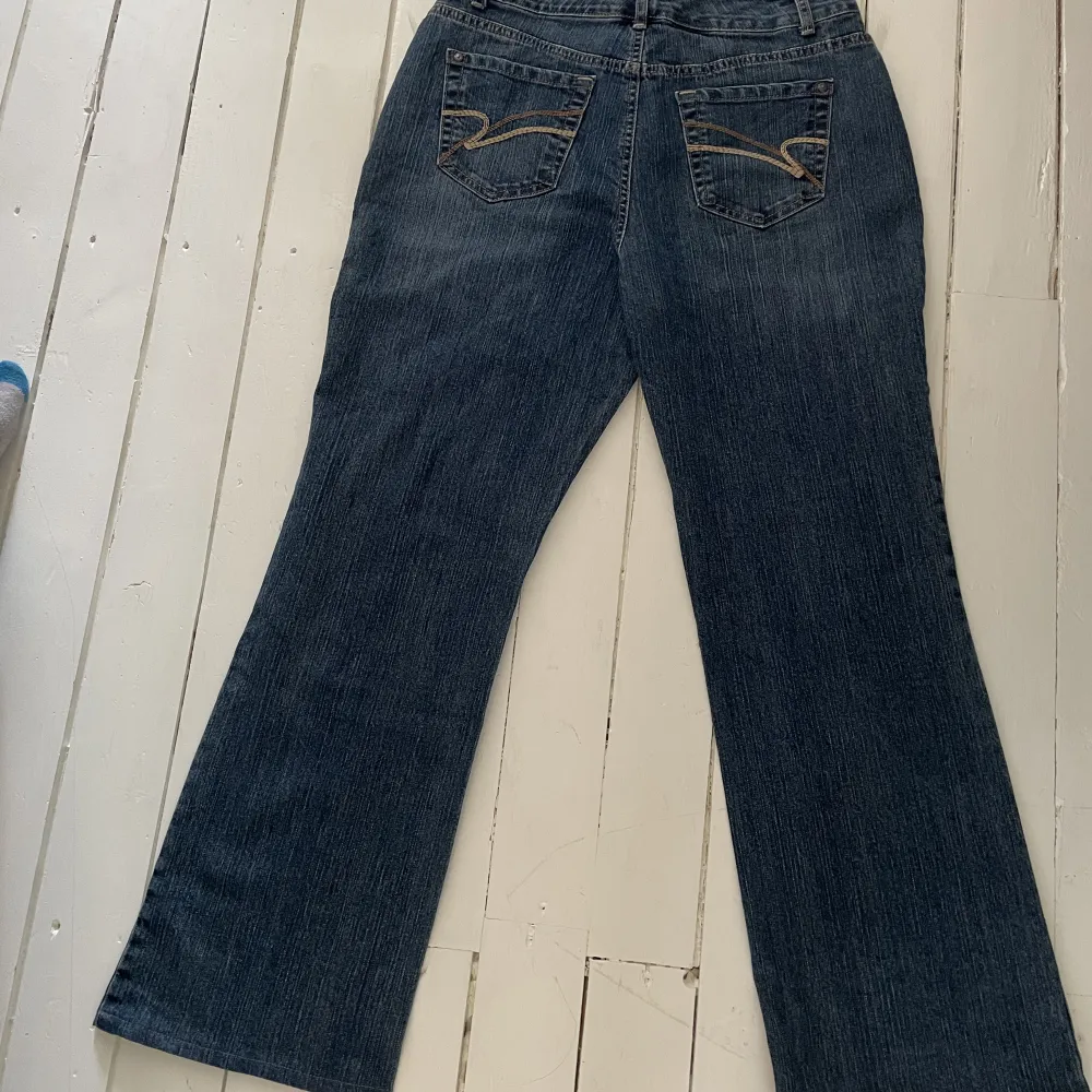 Coola jeans köpta i Frankrike. Sitter väldigt low waist. cirka 100 cm långa. Aldrig använda så perfekt skick 💗. Jeans & Byxor.