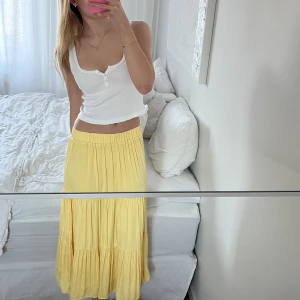 Maxi kjol till sommaren - Gul maxikjol från Ginatricot. Sparsamt använd, inga fläckar eller slitningar. Jag är 174 cm och kjolen går till mina anklar. Om man vill att kjolen ska ”släpa” i marken, bör man vara under 170 cm. 