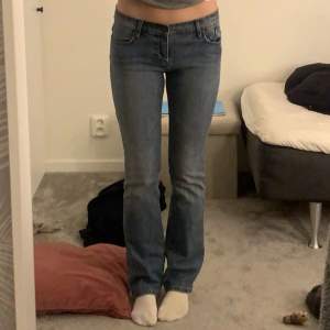 Säljer dessa lågmidjade Bootcut jeans då de blivit för små för mig❤️‍🔥pris kan diskuteras (jag är 170cm)