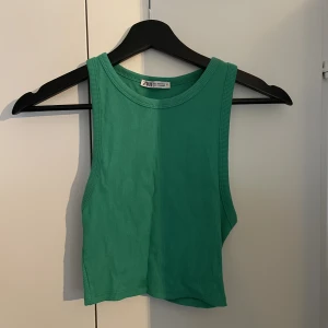 Zara- linne - Ett croppat linne från zara. Använd en gång🤗😀