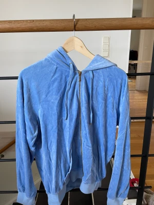 Juicy couture - Ljus blå juicy couture tröja i storlek L. Är i fint skick