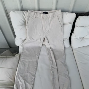 Kostymbyxor  - Beige kostymbyxor i storlek 36 från Gina Tricot💘
