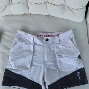Pelle P shorts dam - Funktionella vattentäta shorts från Pelle P. Super snygga i gott skick✨ Köpta för nypris 1200kr, säljer för 300kr.