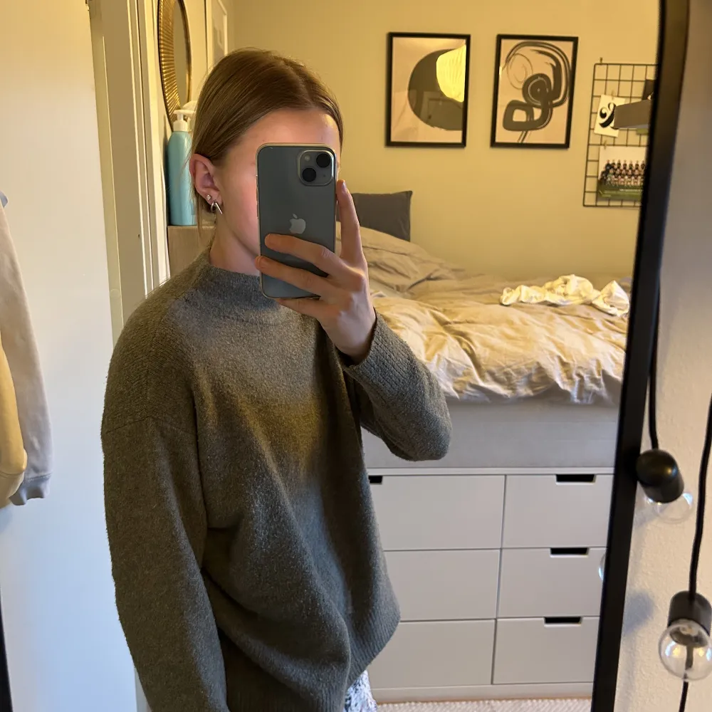 Säljer min stickade tröja från uniqlo❤️Storlek M men passar både S och M❤️kom privat för fler bilder. Neuleet.