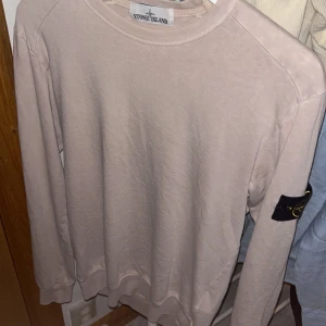 Stone island tröja - Condition 7/10 (liten flaw på armen) Storlek S Färg: beige/rosa aktig (skulle säga beige mest)  Hör av er vid frågor 
