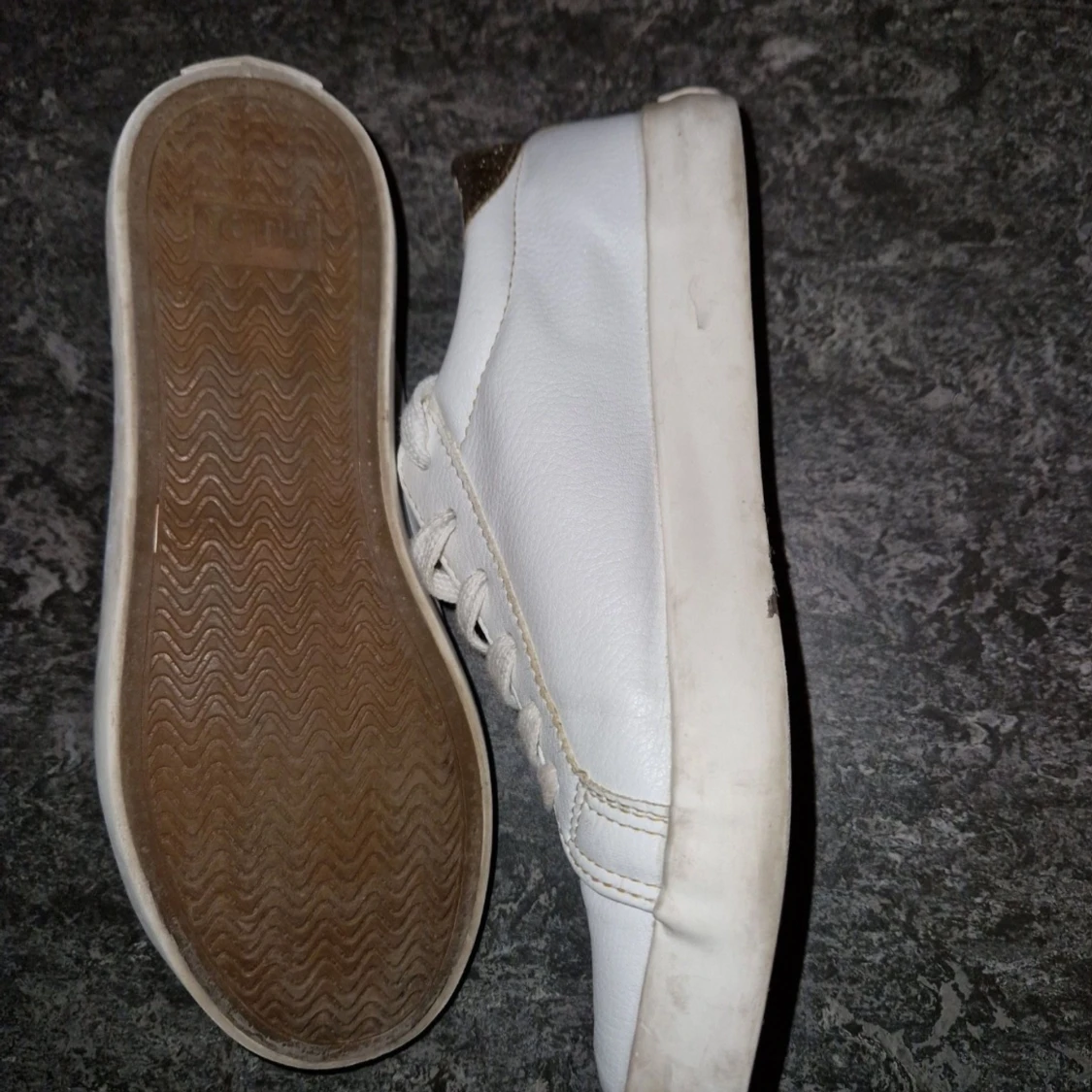 Vita sneakers med guld detalj - 91