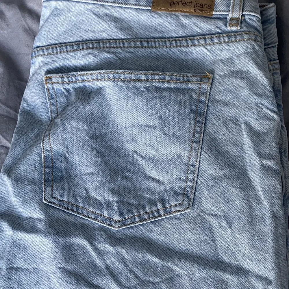 Jeans från gina, har världens minsta fläck från butiken och är helt oanvända.. Jeans & Byxor.