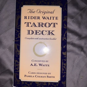 TAROT - NYSKICK. Helt ny och har inga skador. Orginal pris på rider waite Tarot: 259kr   ❣️