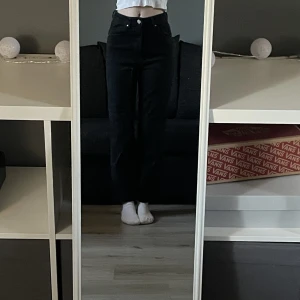 Svarta jeans - Jeans från Bikbok, storlek 27 i midjan. 