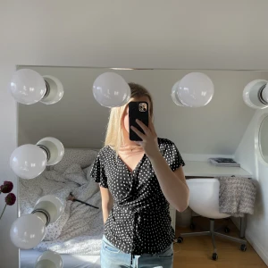 Omlott blus  - Superfin omlott blus med snörning i midjan💓Köpt från märket Stockholm från MQ😊