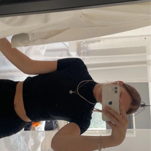 T-shirt - Svart t-shirt från H&M med polotröja, aldrig använd. 100kr+frakt säljer en likadan i vit 