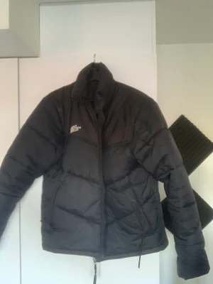 North face jacka i medium - Säljer pga har vuxit ut, väldigt bra skick. Mindre fläck på axeln
