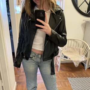 Skinnjacka - Säljer en jätte fin svart skinnjacka. Storlek 42 men passar perfekt på mig som har storlek 36. Aldrig använd med prislappen kvar!💗köparen står för frakt
