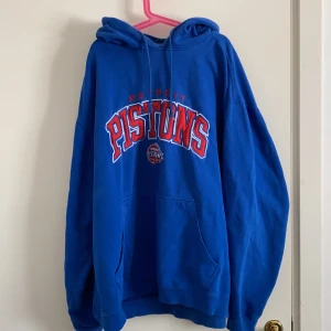 Detroit pistons vintage hoodie - Säljer detroit pistons hoodie i färgen blå. Snyggt nu till sommarkvällar. Köpt för 799. Säljer för 399. Skick 9/10