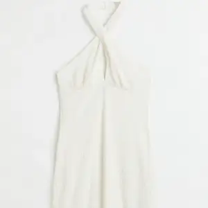 Säljer denna klänning då den är för liten, endast testad ( prislapp kvar ) 💕 Skriv för fler bilder/ frågor 💕 Ord pris 149kr