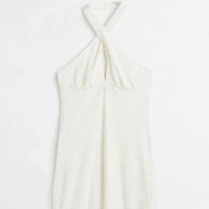 Klänning - Säljer denna klänning då den är för liten, endast testad ( prislapp kvar ) 💕 Skriv för fler bilder/ frågor 💕 Ord pris 149kr