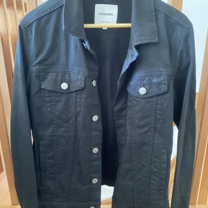 Jeansjacka - Säljer denna stilrena jackan som bara har legat i min garderob, passar bra nu till sommaren. Köpte för 600kr från Jack & Jones. Använd vid några tillfällen bara, men mest legat i garderoben.