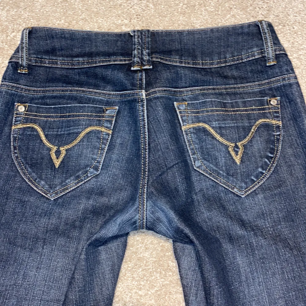 Skit snygga jeans som har blivit för kort för mig:(  midjemåttet är 76cm, längden i benen är 76,5cm. De är lite slitna längst ner vid hälarna men ingen man märker!. Jeans & Byxor.