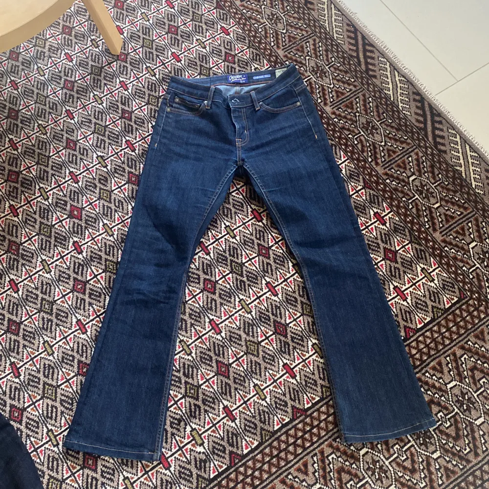 Mörkblå lowwaist jeans från crocker i storlek 26/32. Nycksick. Orginalpris 700kr. Jeans & Byxor.