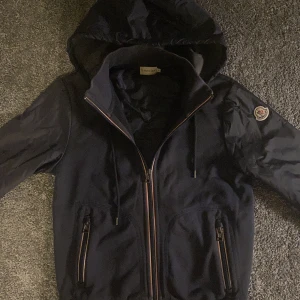 Moncler cardigan  - Tjena säljer nu denna moncler cardigan bra skick ändå general wear pytte lite solblekt vid muffarna SIZE S 