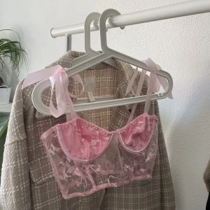 Top/Bralett - Storlek S. Aldrig använd, säljer pga att jag inte har tuttarna till det😭