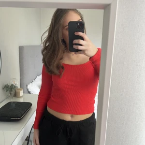 Topp lindex - Så fin topp från Lindex i storlek S! Den är ribbad och har små puffärmar, använd en gång!  Säljer en likadan i svart!🖤