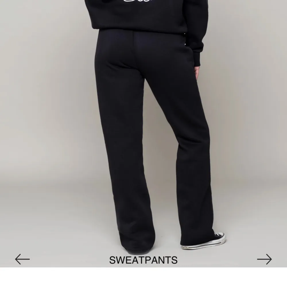 Tänkte eventuellt sälja min LXA mjukis i svart! Gillade inte att de va högmidjade! Knappt använd🫶🏼. Jeans & Byxor.
