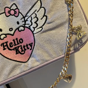 Hello kitty väska - Aldrig använd så den är helt nyskick. Köpt förra året på skinnydip london. 