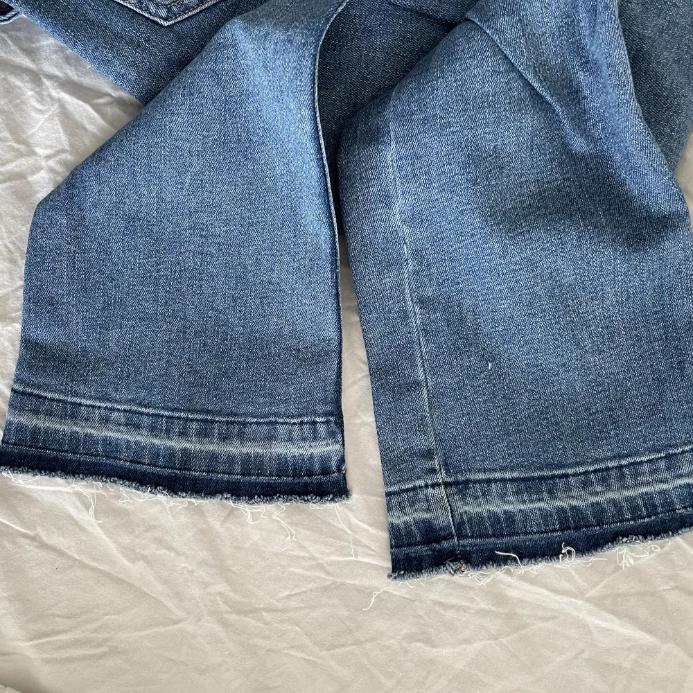 Säljer dessa jeans av kortare modell från Pull and Bear. De är högmidjade. Jeansen är knappt använda och därav inga defekter.  Innerbenslängd: 66 cm. Jeans & Byxor.